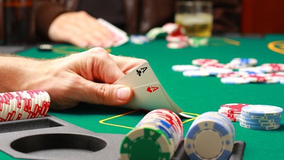 Tạm giữ hình sự nhóm doanh nhân tổ chức đánh bạc và đánh bạc quy mô lớn