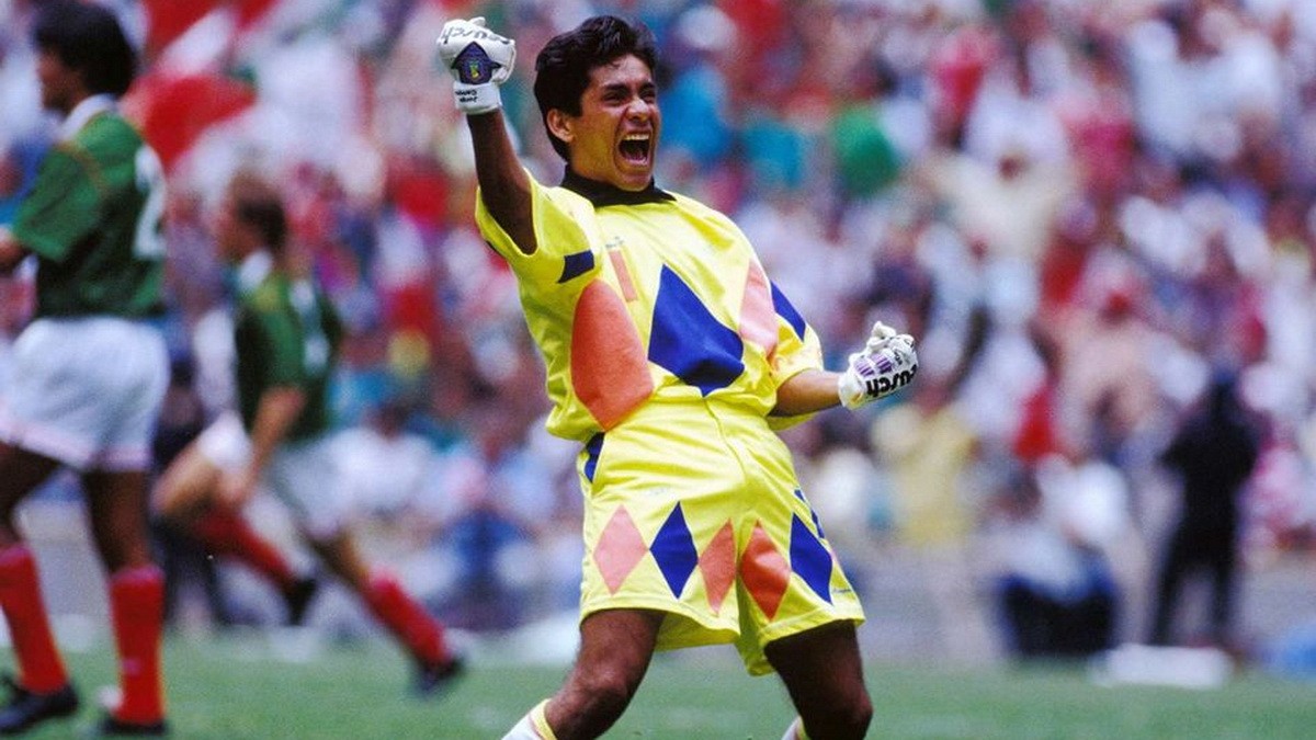 Jorge Campos là ai? Thủ môn tí hon nhưng "dị"